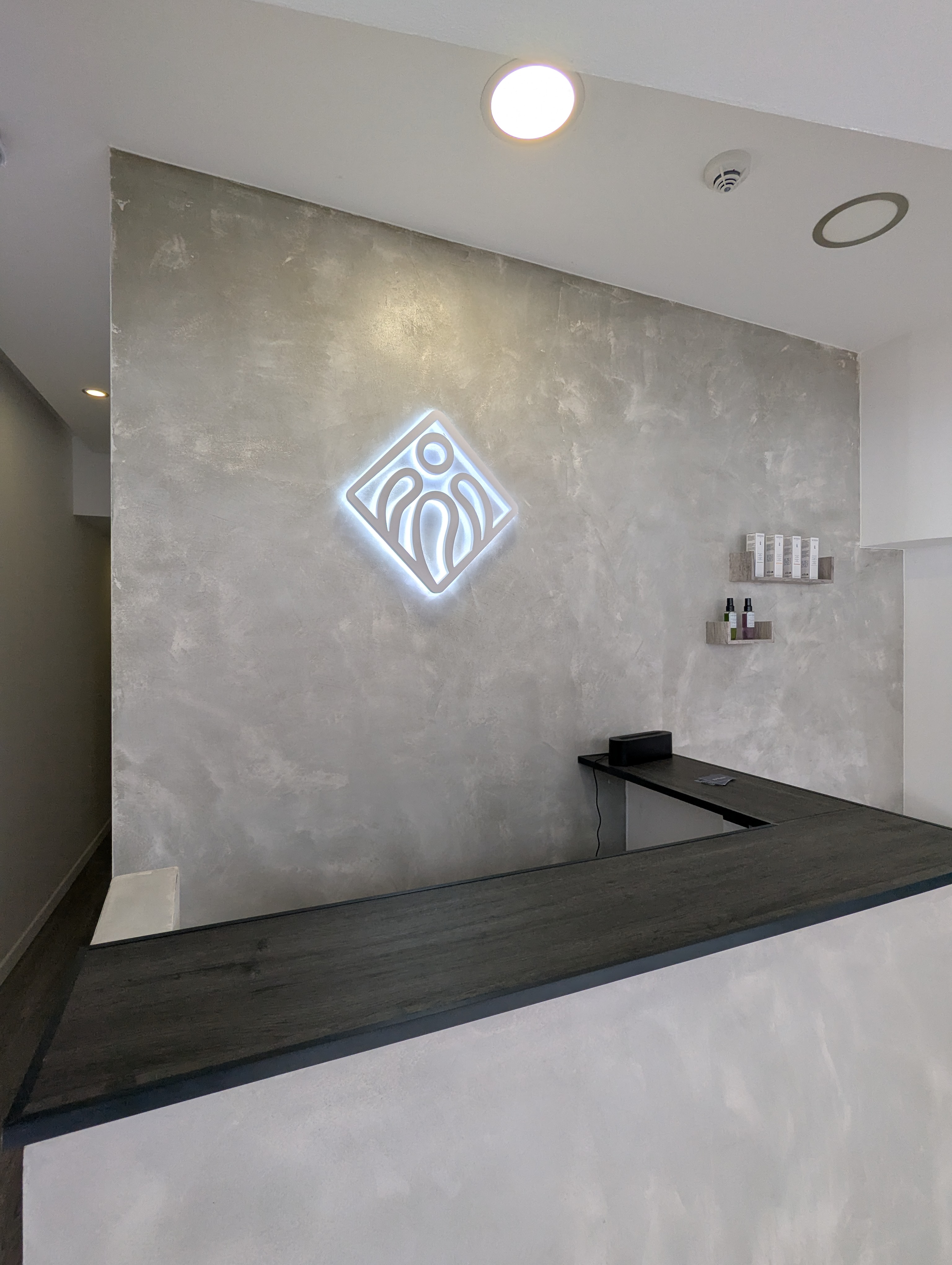 Microcement bathroom with warm brown tones